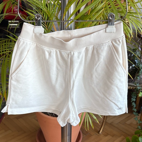 ALO Yoga Women's Cream Athletic Shorts - Picture 1 of 4